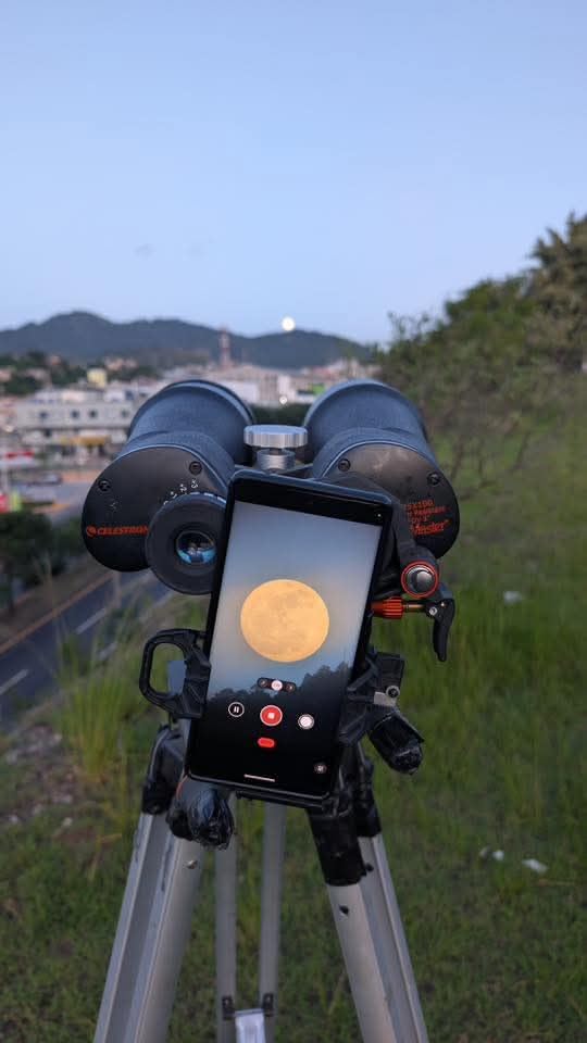 Celestron – NexYZ – Universal Smartphone Adapter for Telescope, Binoculars & Spotting Scopes – 3-Axis Precision Alignment – Capture Images & Video Through Your Optics – Compact and Travel-Friendly Customer Review Celestron – NexYZ – Universal Smartphone Adapter for Telescope, Binoculars & Spotting Scopes – 3-Axis Precision Alignment – Capture Images & Video Through Your Optics – Compact and Travel-Friendly - Customer Photo 1