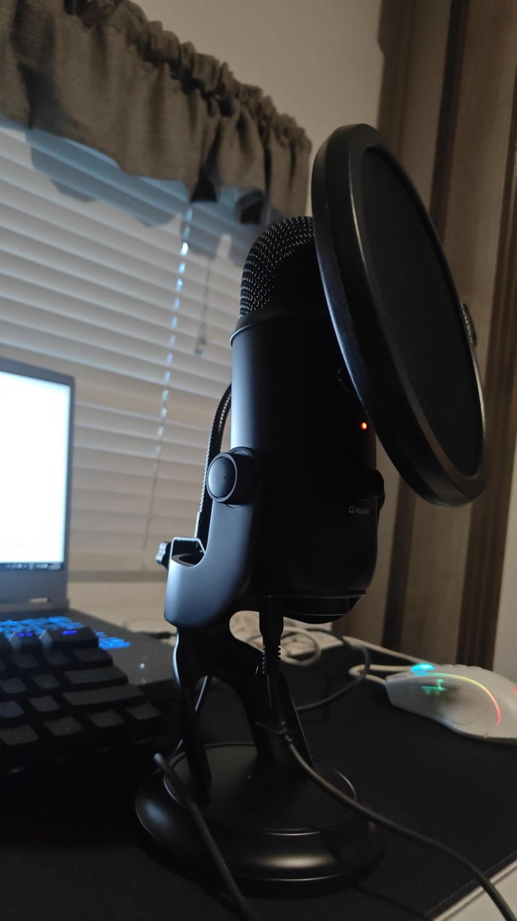 Logitech for Creators Blue Yeti USB Microphone for Gaming, Streaming, Podcast, YouTube, Discord, PC, Studio Sound, Plug & Play-Blackout - Customer Photo 1