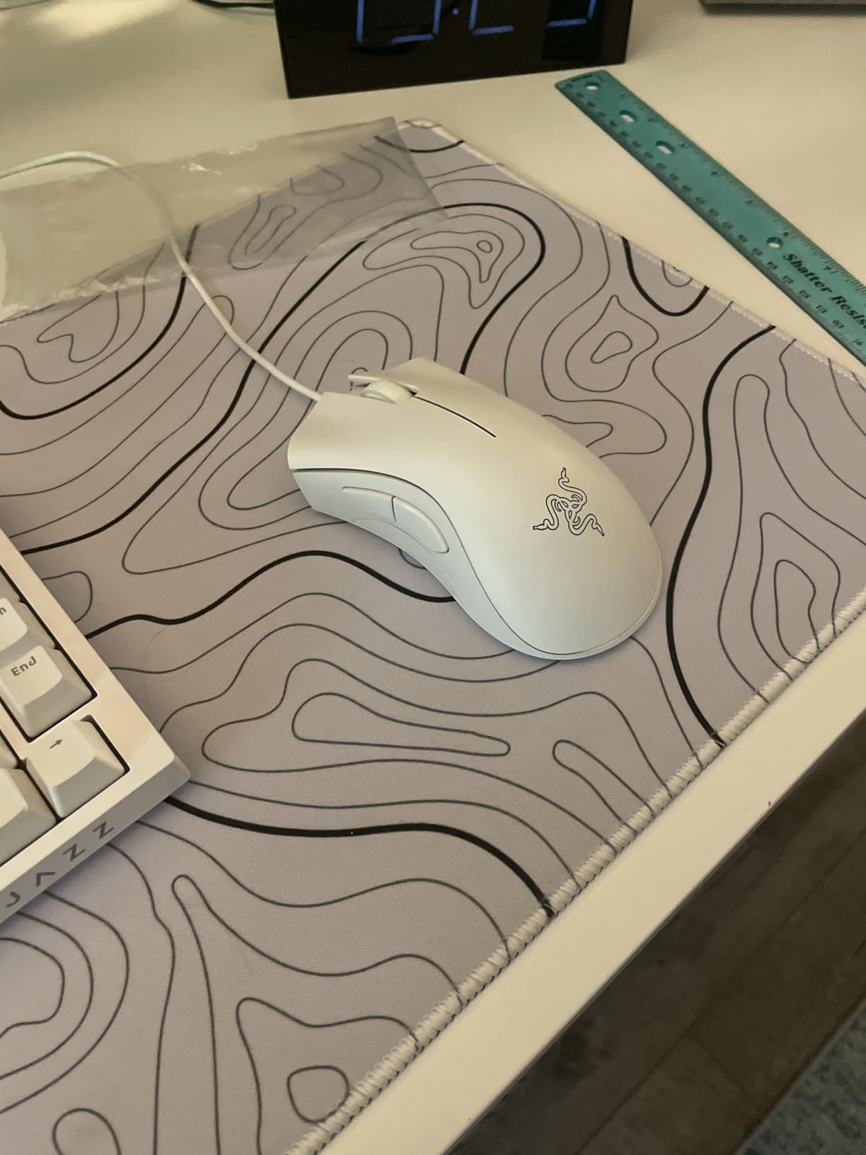 Razer DeathAdder Essential Gaming Mouse: 6400 DPI Optical Sensor - 5 Programmable Buttons - Mechanical Switches - Rubber Side Grips - Classic Black - Customer Photo 2