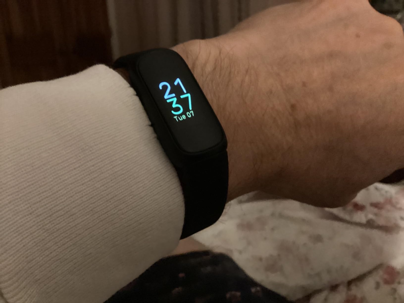 Fitbit Inspire 3 Health &-Fitness-Tracker with Stress Management, Workout Intensity, Sleep Tracking, 24/7 Heart Rate and more, Midnight Zen/Black One Size (S & L Bands Included) - Customer Photo 2