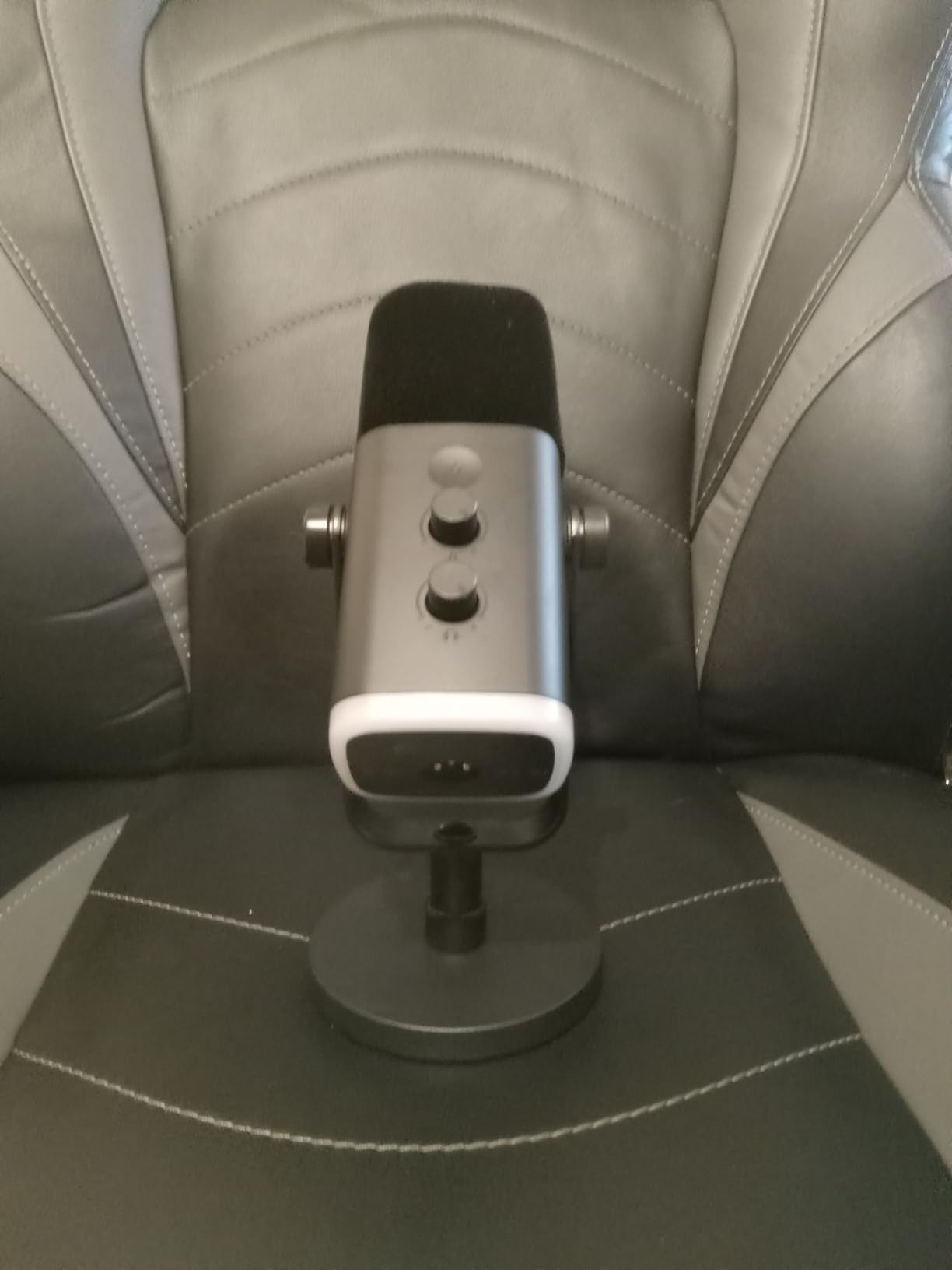 FIFINE XLR/USB Gaming Microphone for Streaming Podcasting, PC Computer RGB Mic, with Gain Knob, Mute Button, Monitoring Jack, Gamer Mic for Recording Video Creation-AmpliGame AM8 White - Customer Photo 2