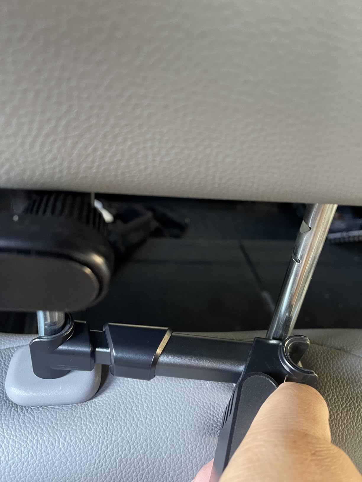 LISEN Extendable Tablet iPad Car Holder Back Seat for Kids, iPad Headrest Mount for Car, Road Trip Must Haves Essentials Tablet iPad Car Mount Accessories Compatible with 2024 iPad Pro Fire - Customer Photo 1