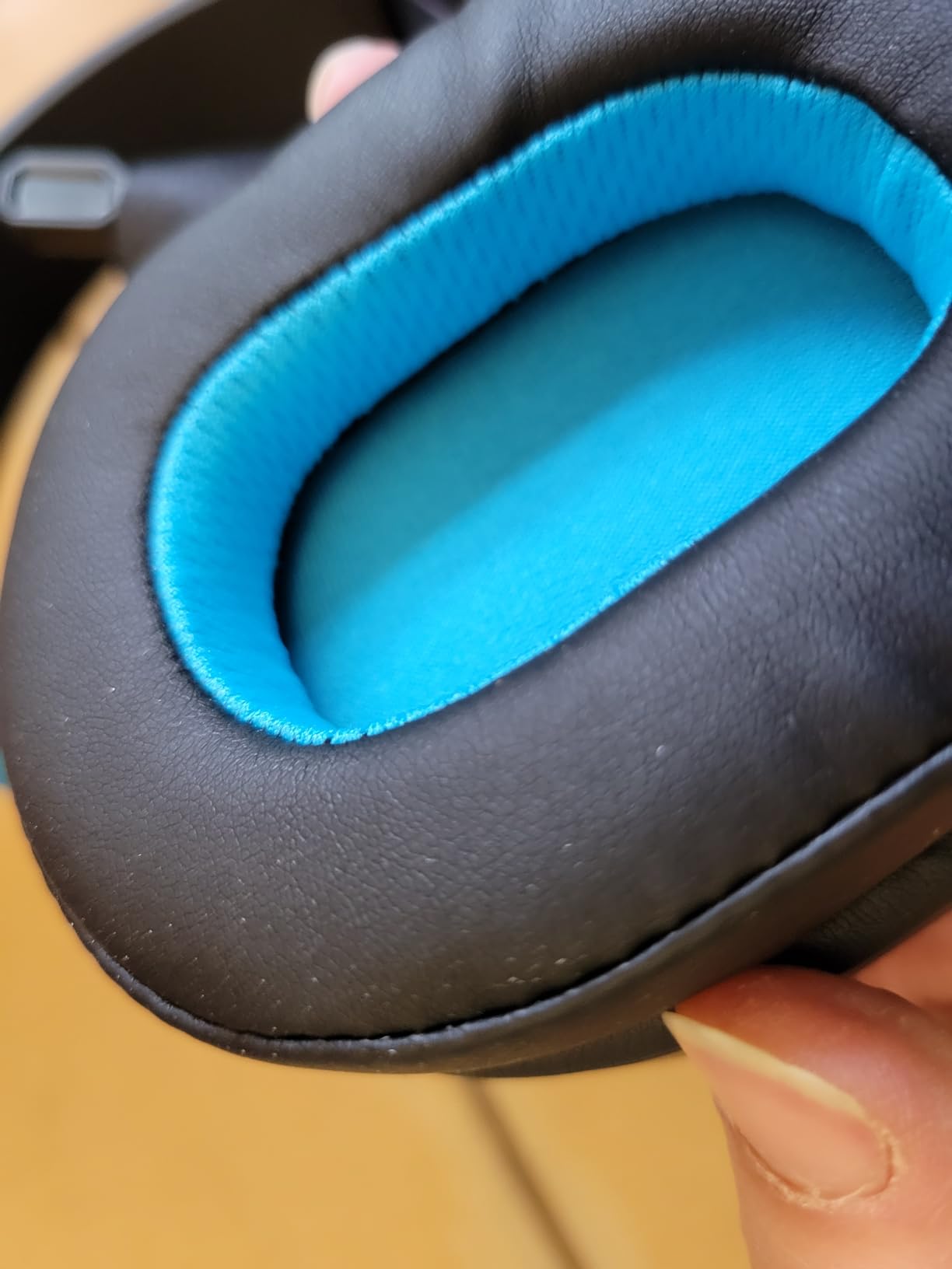 JLab Nightfall Gaming Headset with Near-Field Directional Flip-to-Mute Rotating Boom Mic, 50mm Drivers and Sound Isolating Inner Shelf, Wired 3.5mm for PC, PS5, PS4, Xbox Series X/S, Xbox one, Switch - Customer Photo 2