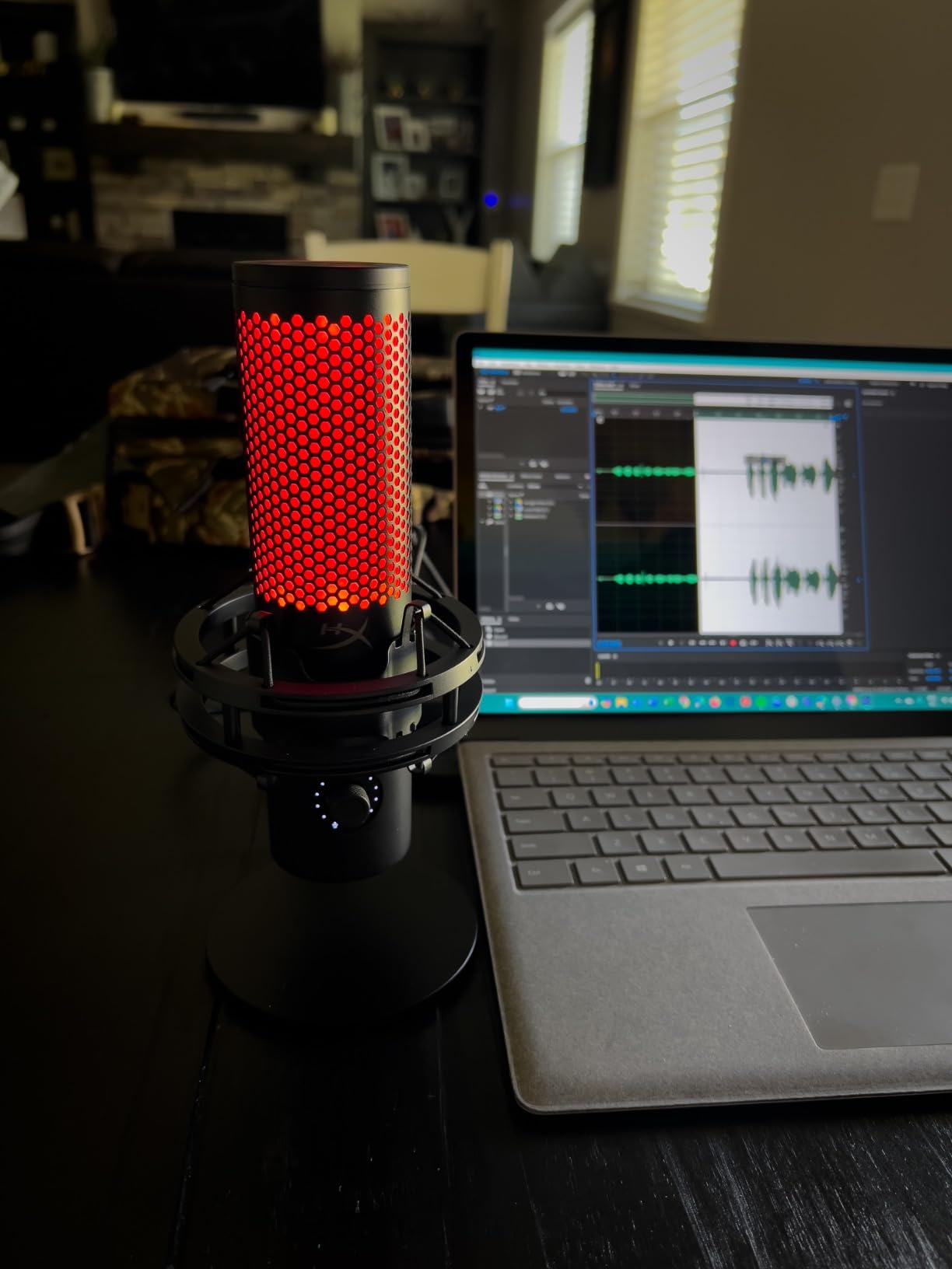 HyperX QuadCast 2 – USB Microphone for Gaming, Streaming and Podcasting, with On-Board Controls, LED Lighting, Removable Shock Mount, PC, Mac, PS5, PS4, USB-C - Black - Customer Photo 2