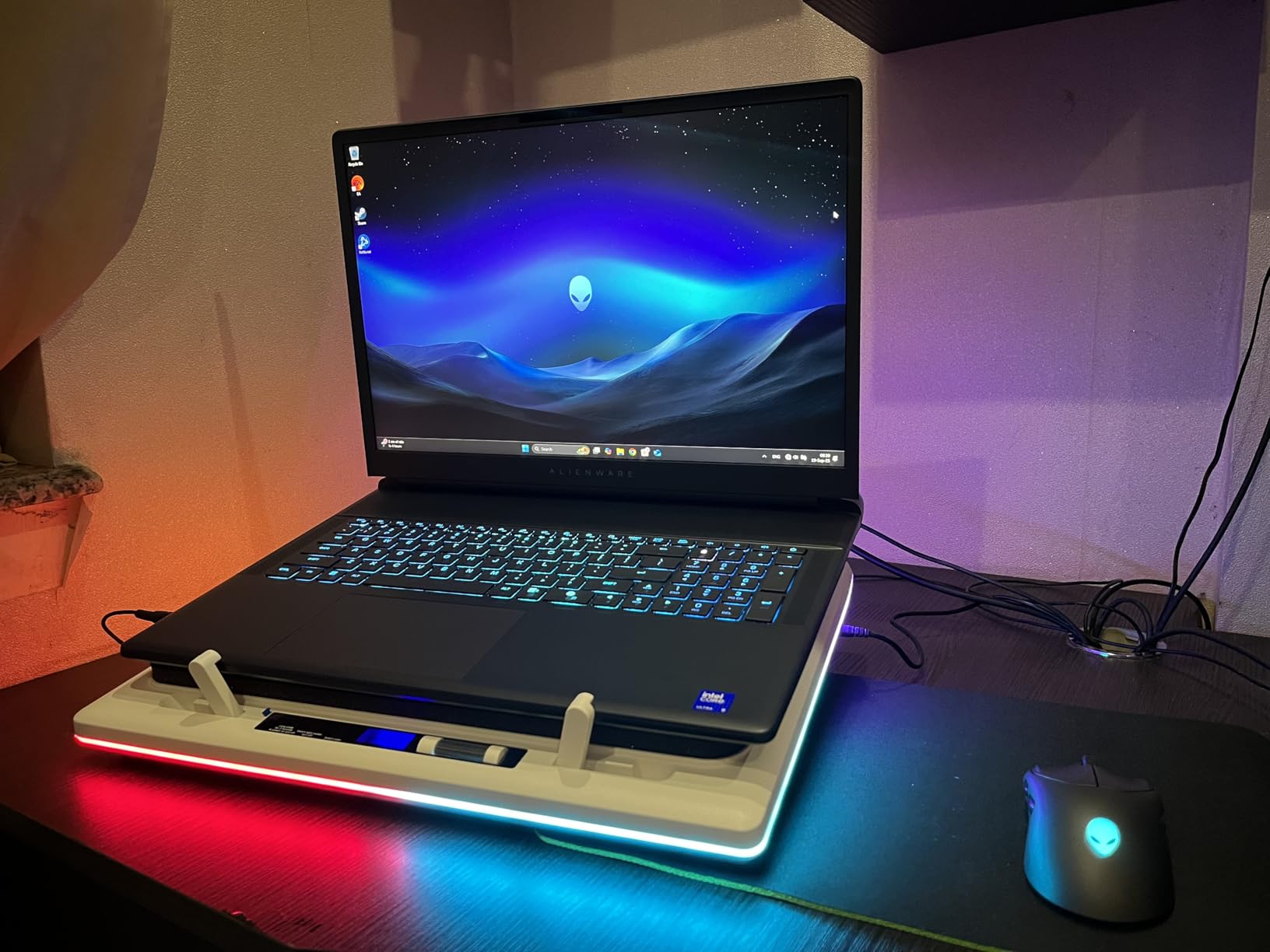 Alienware Wired/Wireless Gaming Mouse AW610M - 16000 DPI Optical Sensor, 350 Hour Rechargeable Battery, 7 Buttons, 3-ZONE 16.8m AlienFX RGB Lighting, Ergonomic - Dark Side of the Moon - Customer Photo 2