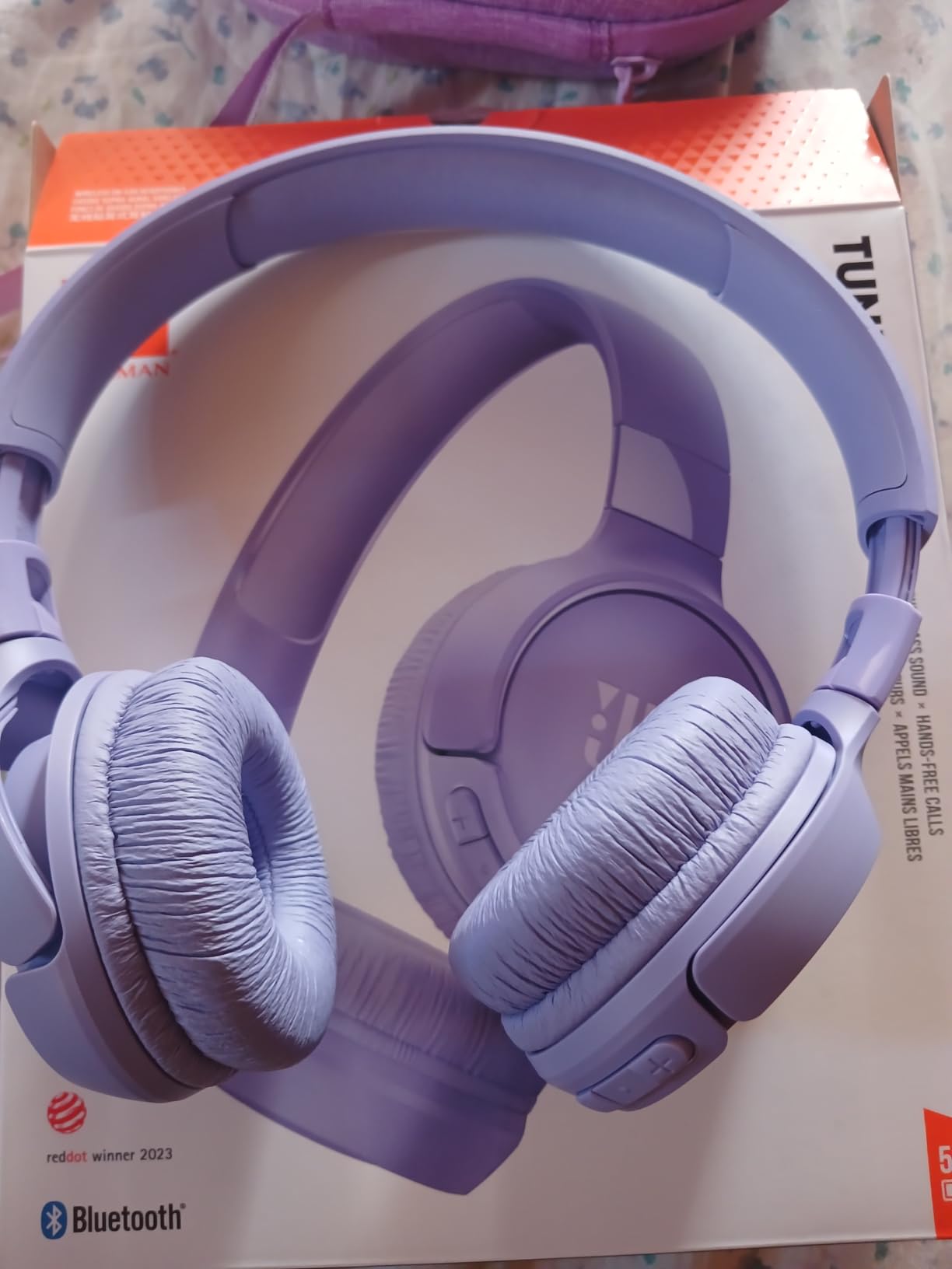 JBL Tune 520BT - Wireless On-Ear Headphones, Up to 57H Battery Life and Speed Charge, Lightweight, Comfortable and Foldable Design, Hands-Free Calls with Voice Aware (White) - Customer Photo 1